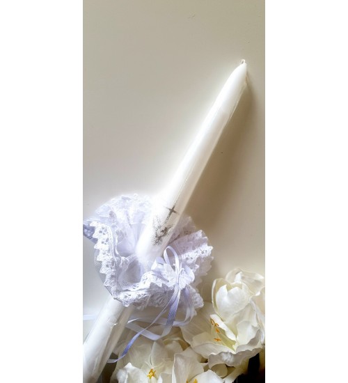Krikšto žvakė su sijonėliu 38 cm. Spalva balta / sidabrinis kryželis